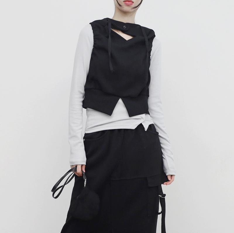 Cherin's button shirring vest.