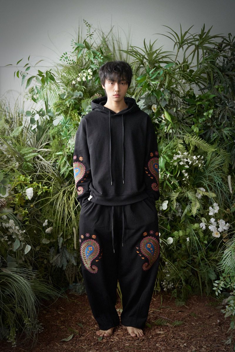 PAISLEY EMB. H-T SWEAT PANTS (Black)