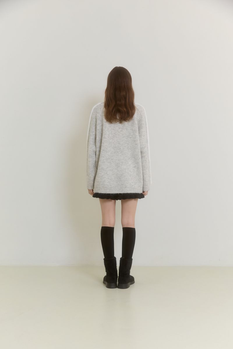 SNOWY TRIM ROUND KNIT