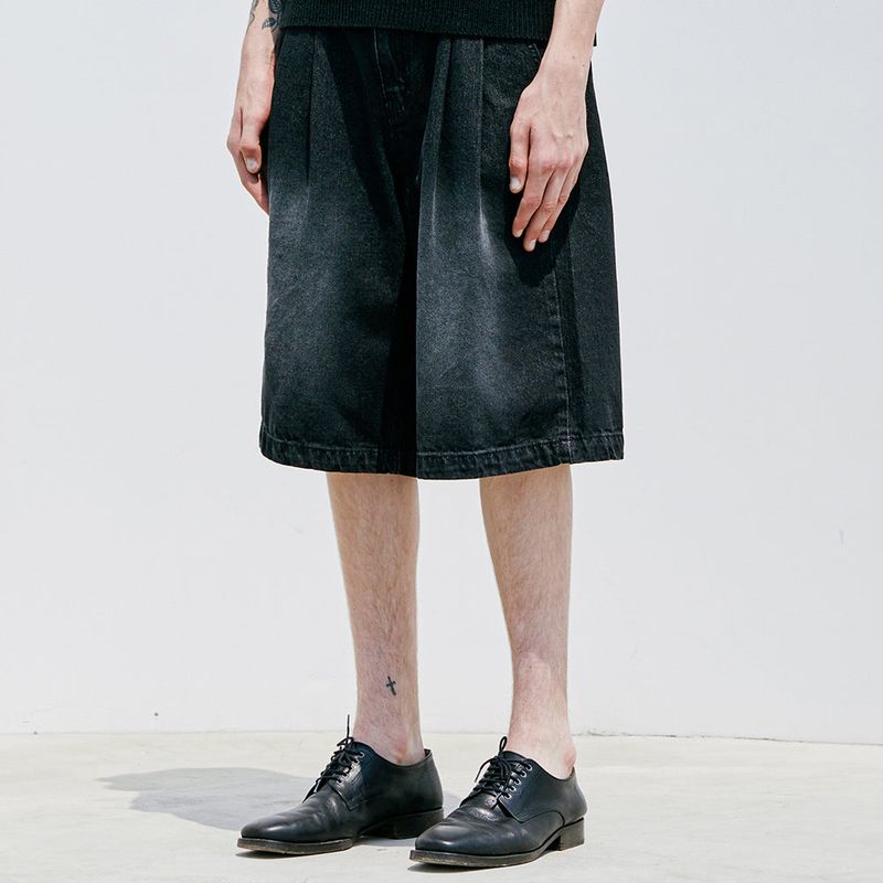 2 TUCK WASHED DENIM BERMUDA PANTS BLACK