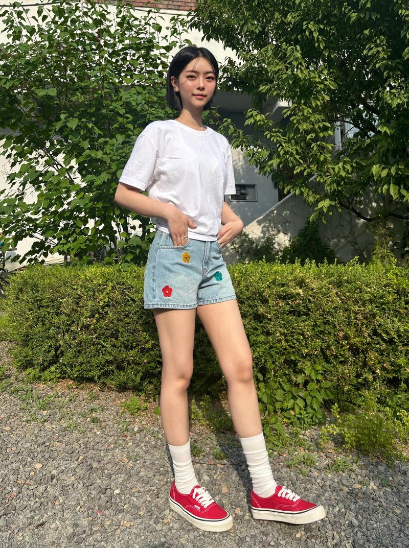FLOWER EMBROIDERY LIGHT BLUE DENIM SHORTS code 18201