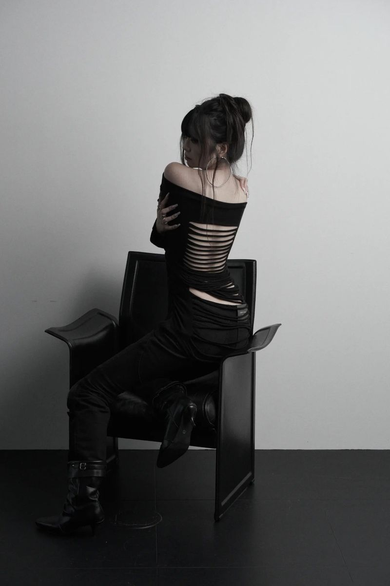 [label] back damage off-shoulder top (black)