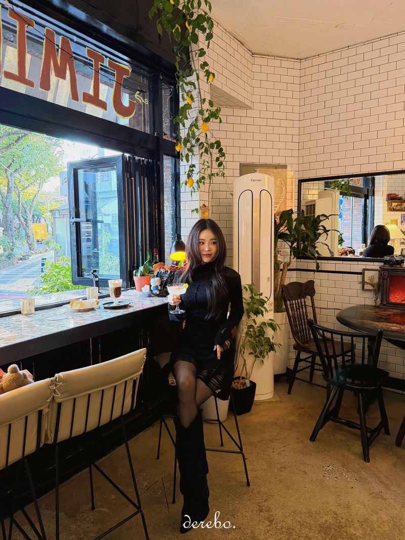 lip-mood black half-turtleneck dress