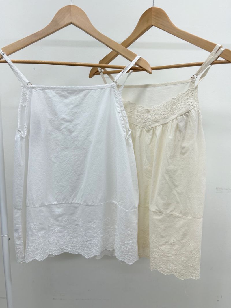 V-neck frill sleeveless