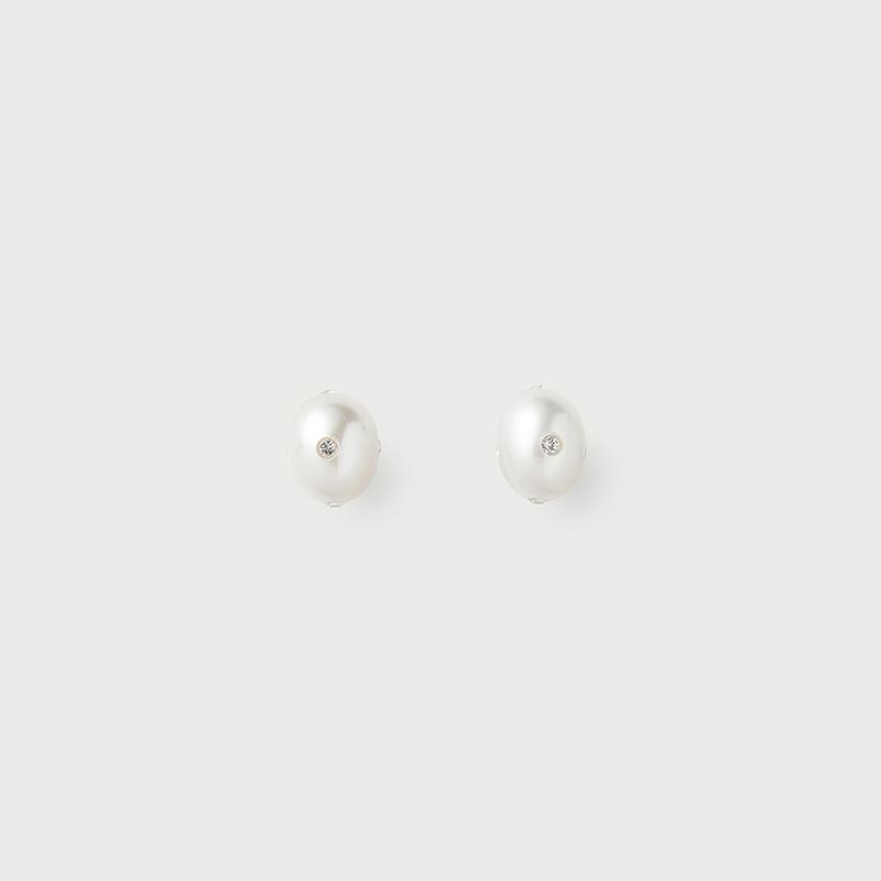 PEARLSONATE(パーソネイト)の「Signature Polkadots Earrings, White(Accessories)」