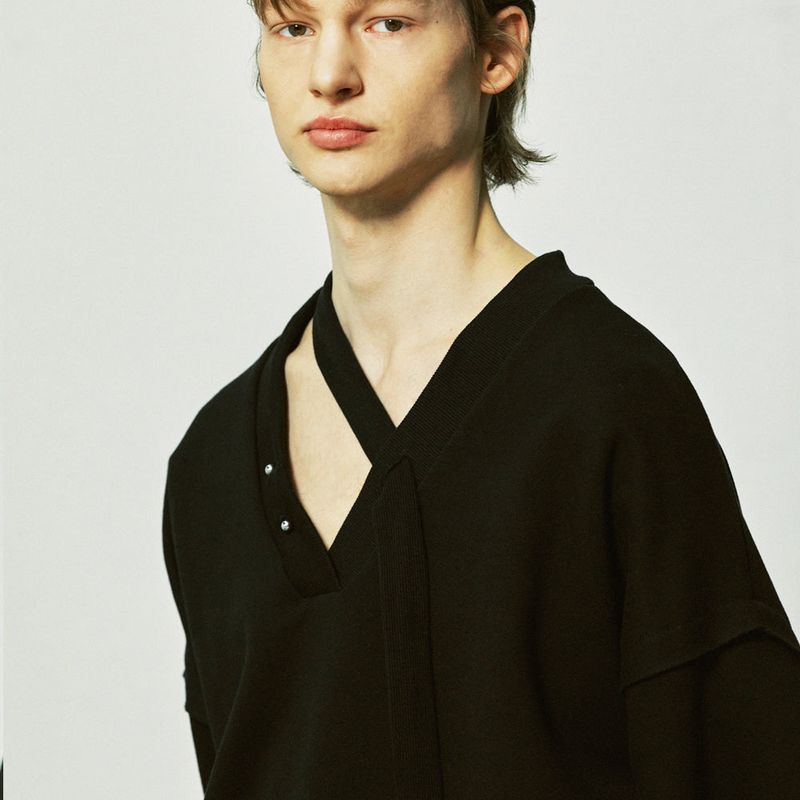 v-neck layerd string pierced mtm black