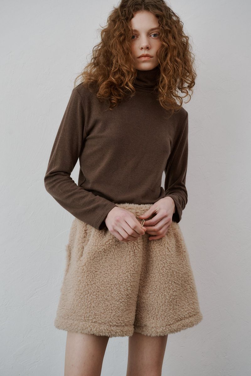 PLAT DU JOUR(プラドゥジュール)の「Basic turtle neck T-shirts (Brown)(Tops)」