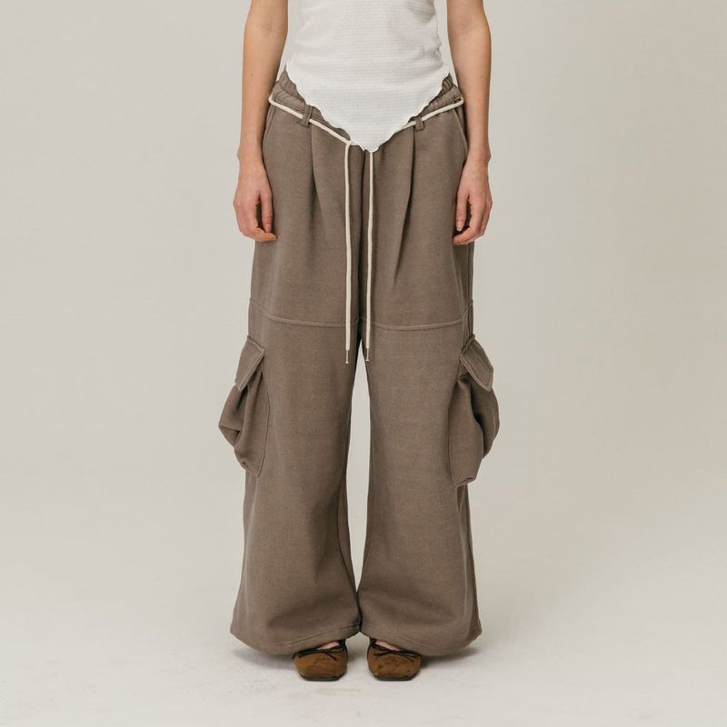 MOIFAIRE（モイフェア）の「PIGMENT CARGO SWEATPANTS / BROWN（Pants）」