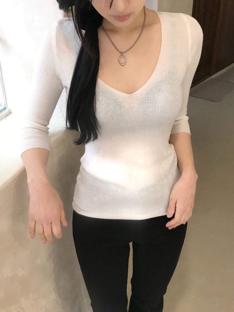 Melo Sheer V-Neck 3/4 Sleeve Knit