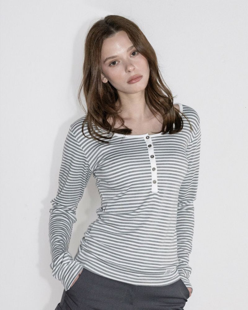 MagoRen SEOUL(マゴレン ソウル)の「Henley Neck Long Sleeve Stripe White(Tops)」