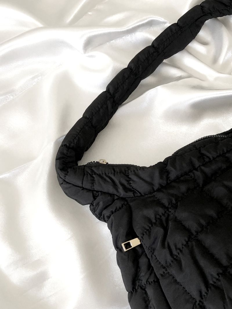 Pompom quilting shoulder bag