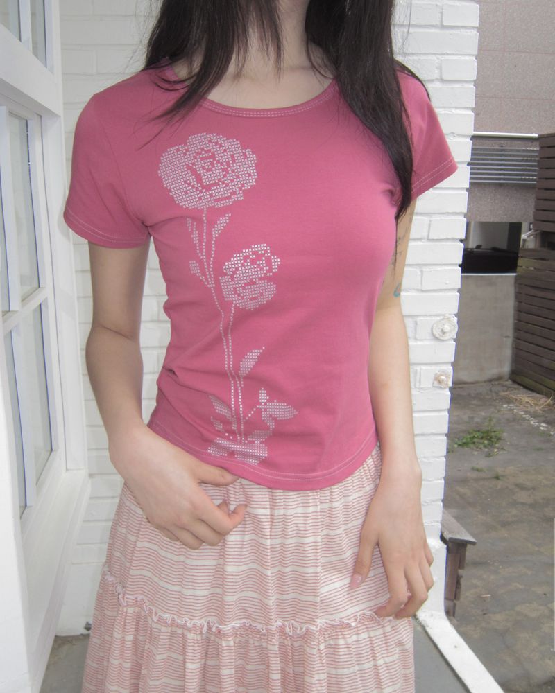 WONDER WONDER（ワンダーワンダー）の「Yurem Rose Silver Short Sleeve T-Shirt（Tops）」