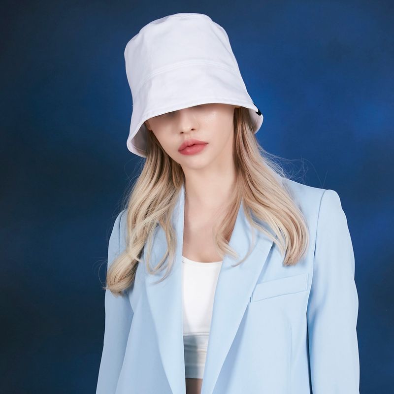 Label drop over fit bucket hat WHITE
