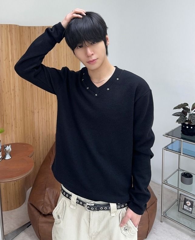 SATIIIZ（サティーズ）の「Cross Rivet V-neck Knit（Tops）」