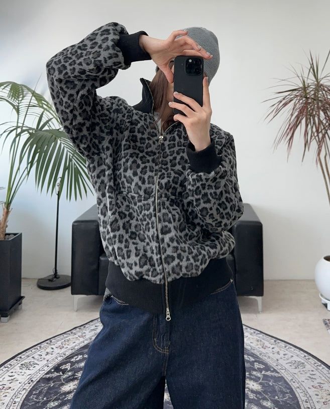 SATIIIZ（サティーズ）の「Neto Leopard High Neck Zip-up（Tops）」