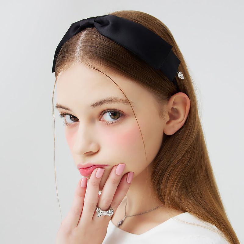 VVV（ブイブイブイ）の「サテンリボンヘアバンド（ヘアアクセサリー）」