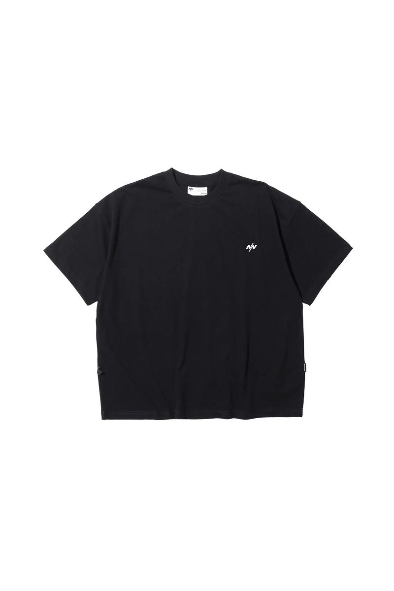 NīNEpointNīNE（ナインポイントナイン）の「エキスパートベースロゴ半袖Tシャツ ブラック（トップス）」