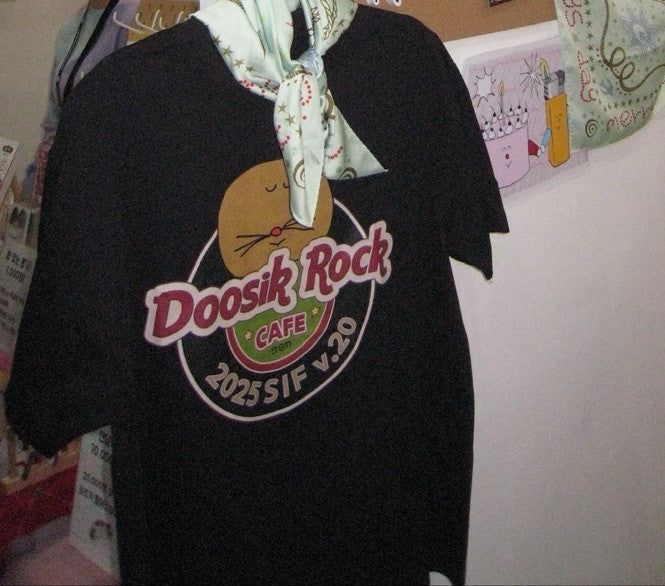 SEN STUDIO(センススタジオ)の「doosik バンドTシャツ(トップス)」