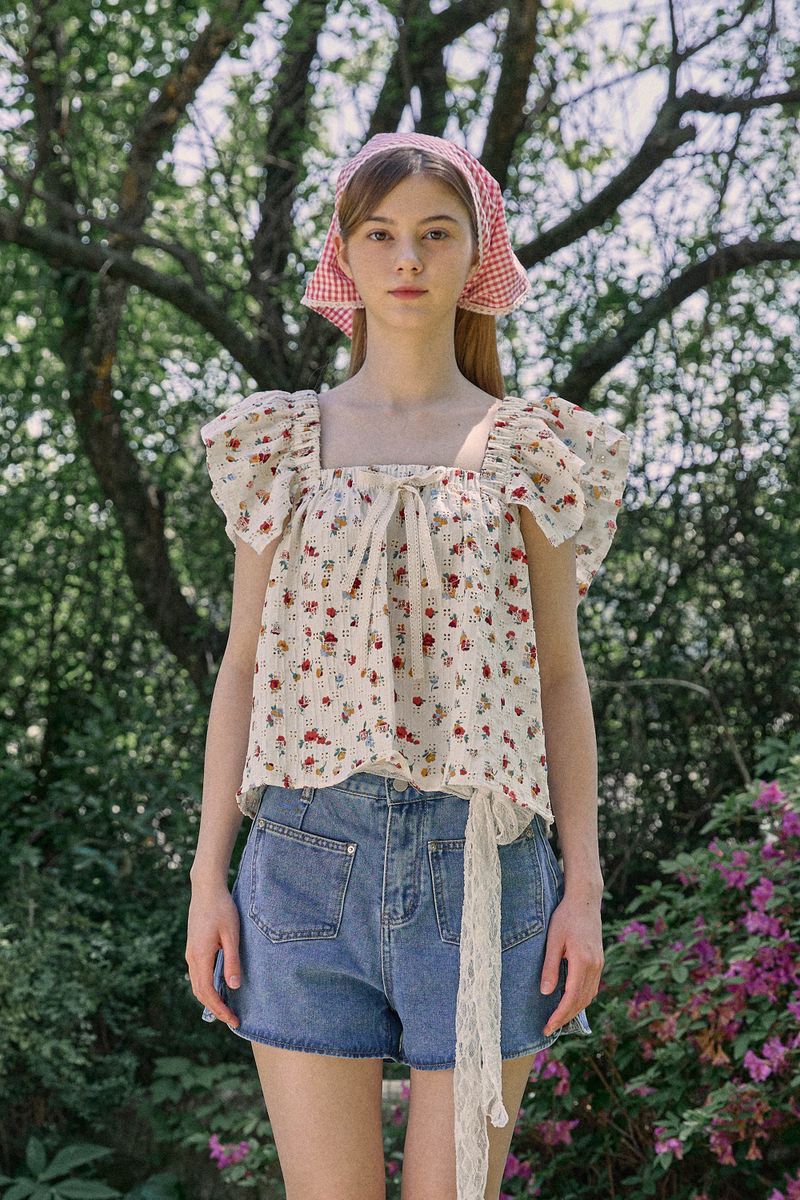 PINK PINEAPPLE（ピンクパイナップル）の「ROSE'S FARM BLOUSE (2 COLORS)（Tops）」