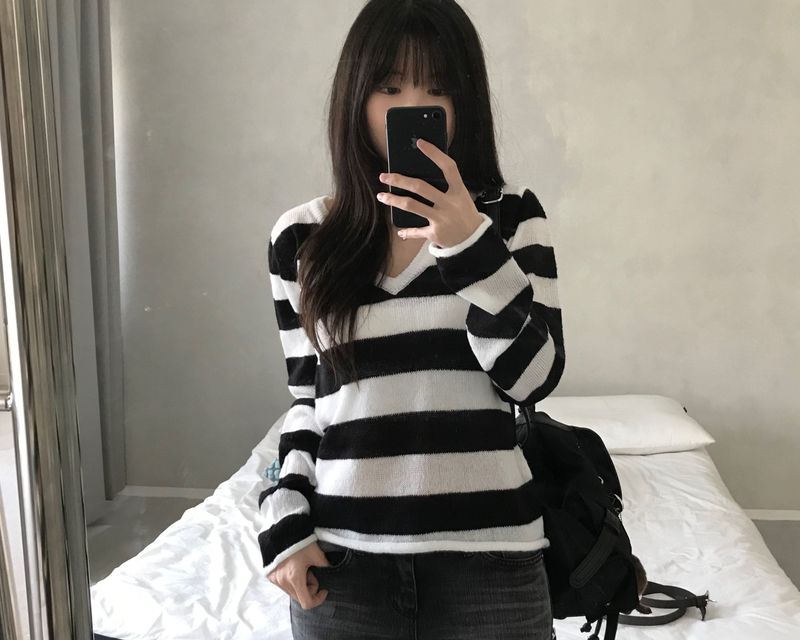 Stripe V-neck knitwear (one color)
