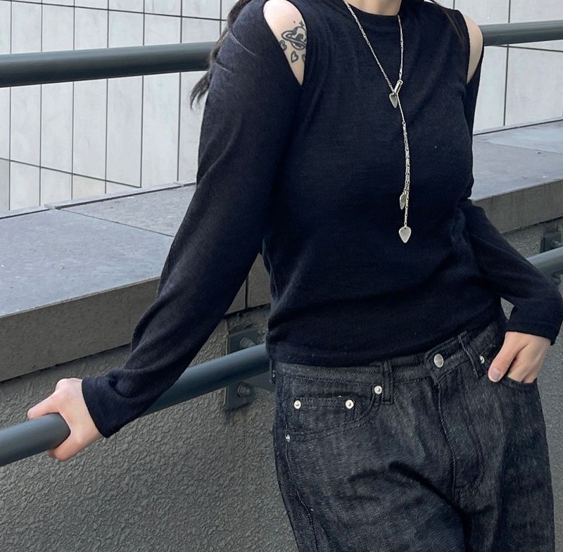 heenytsuki（ヒニツキ）の「cut out shoulder long sleeve（Tops）」