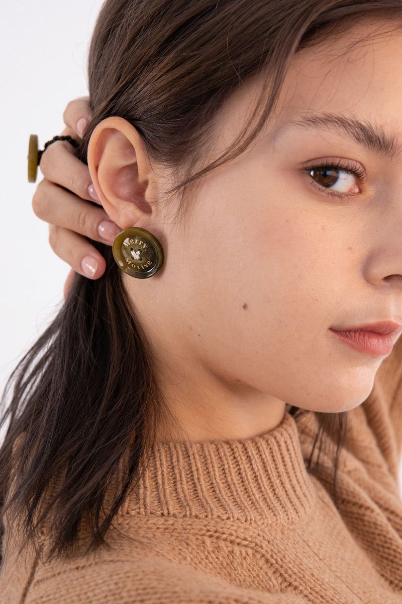 Merry,Motive signature button earring (Khaki)