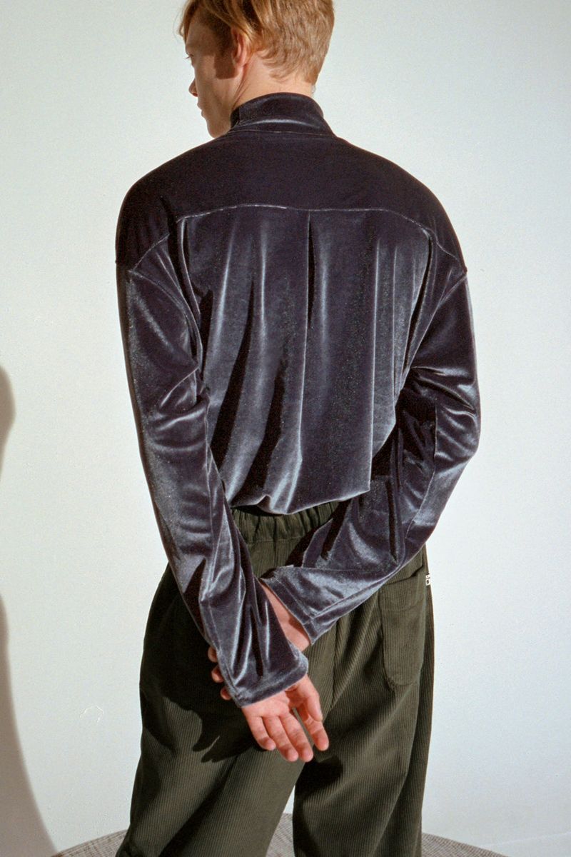 ドロップショルダーベルベットタートルネックTシャツ