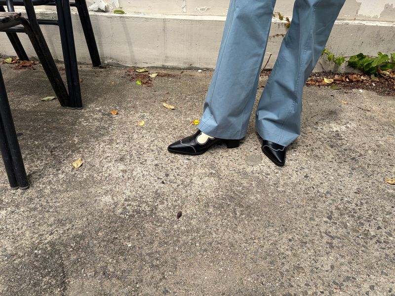 line curve pants