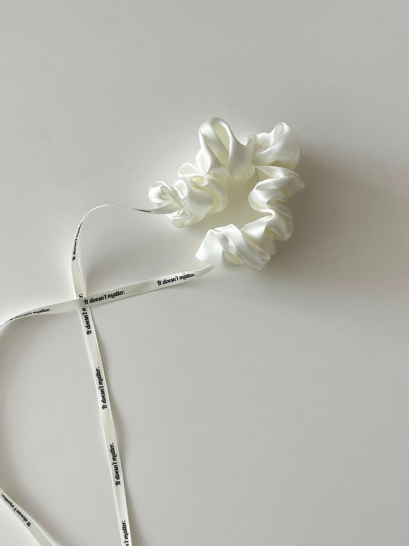 Mizz ribbon scrunchie (Ivory)