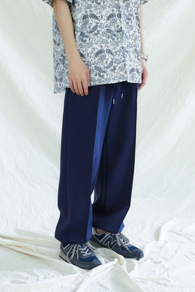 KND（ケイエンド）の「FRONT SEAM 2WAY WIDE SWEAT PANTS NAVY（Pants）」