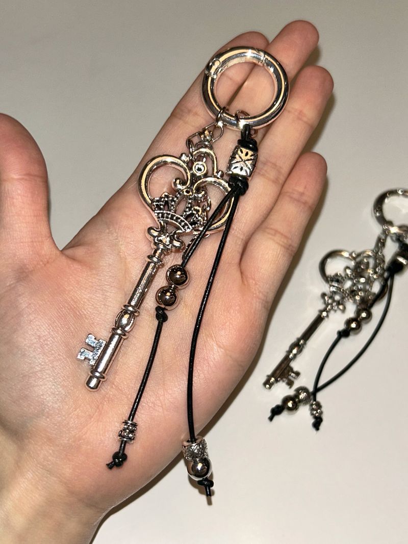 Vintage Crown Bold Keychain