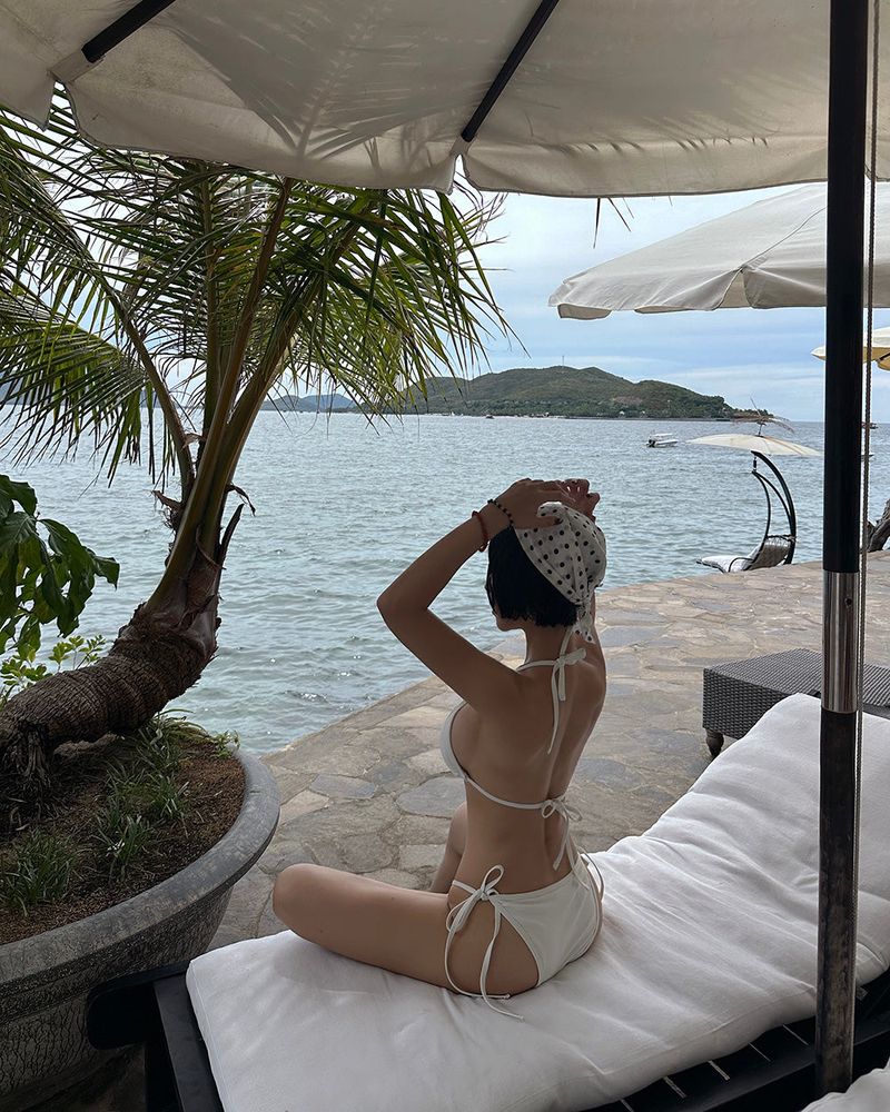 Punching eyelet strap bikini