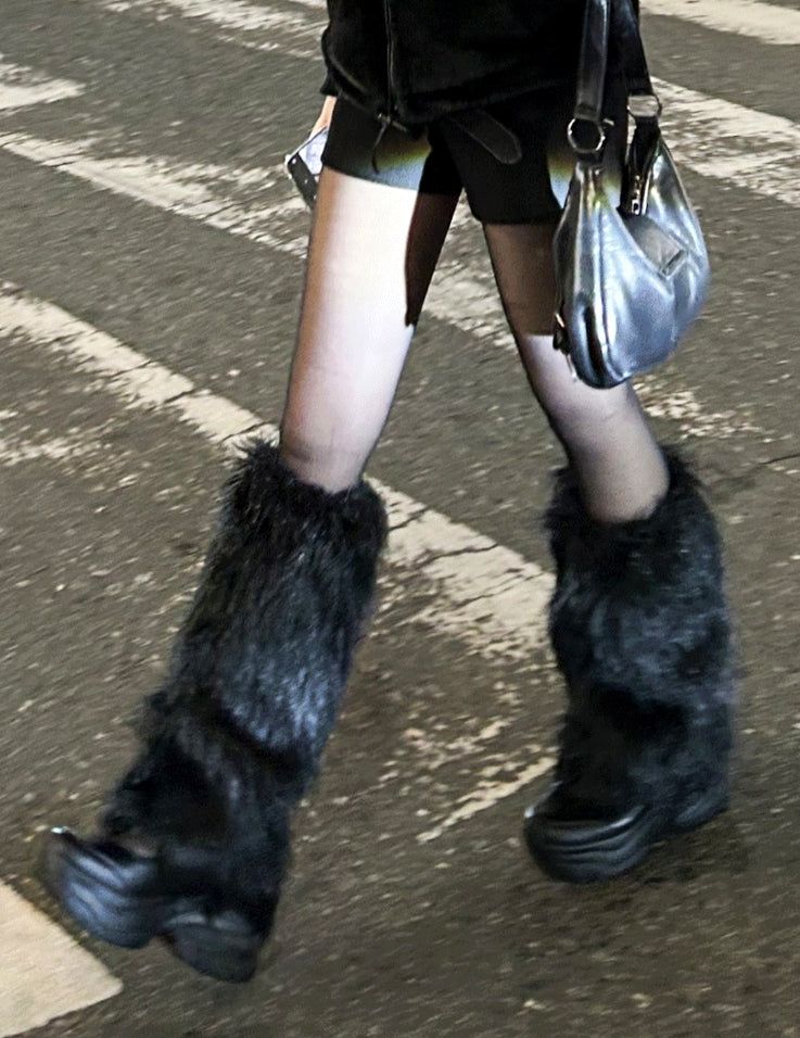 hatsukoshi（ハツコシ）の「Wolf Fur Leg Warmers（Fashion Accessories）」