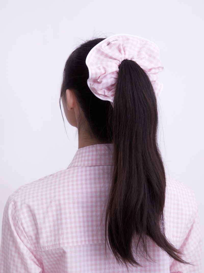 Innermuseum（インナーミュージアム）の「Gingham Check piping hair scrunchie (PINK)（Hair Accessories）」