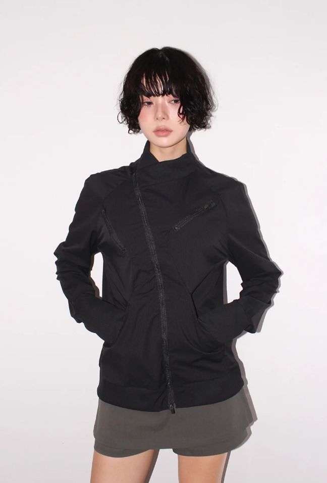 AAKE（アケ）の「テック ダイアゴナル スリム ジップアップ（トップス）」