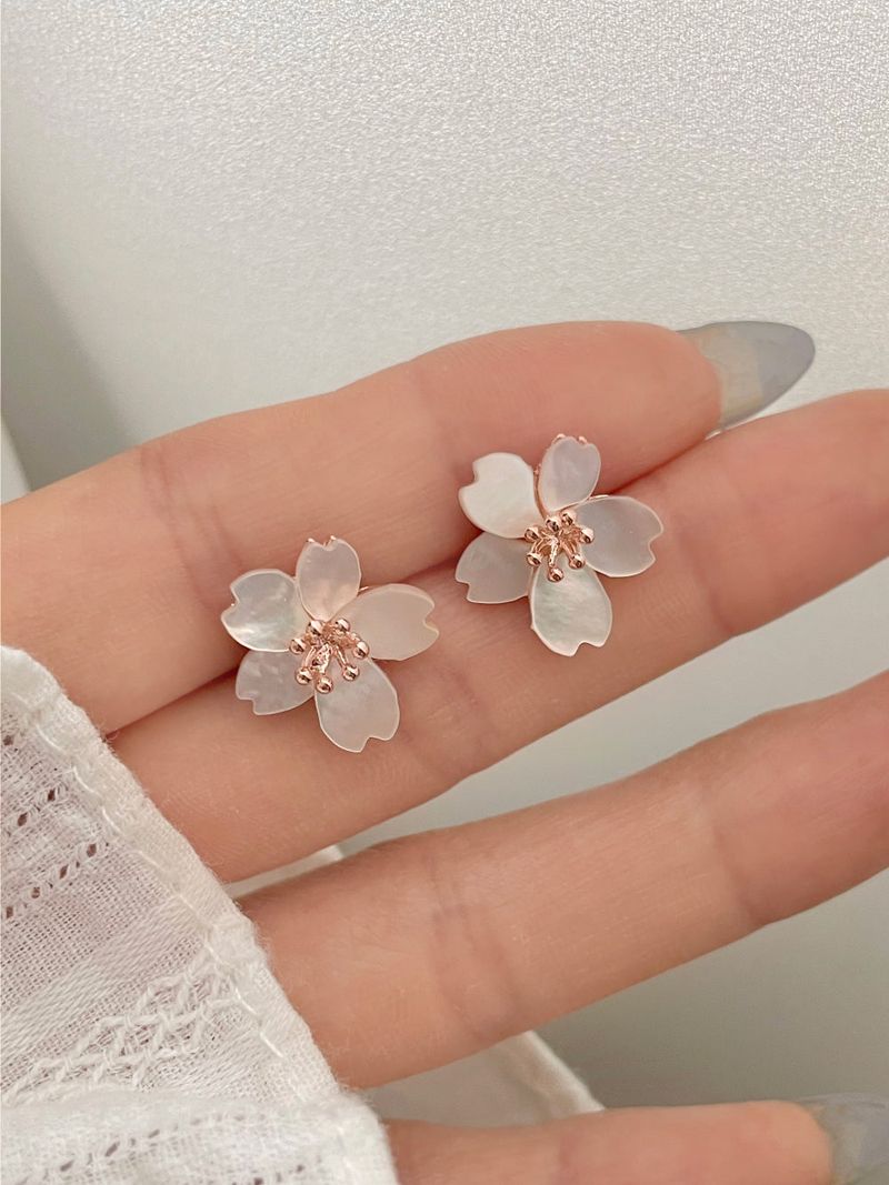 Blingmoon(ブリングムーン)の「Mother-of-pearl cherry blossom earrings(Accessories)」