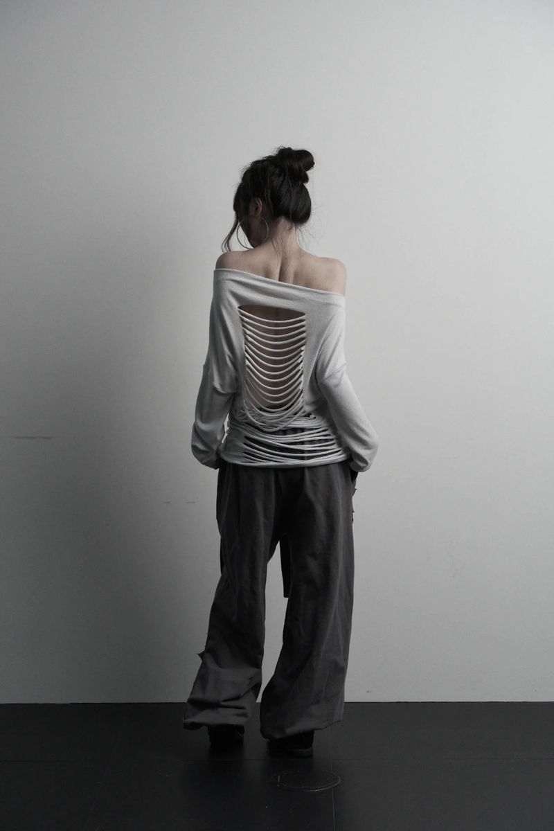 [label] back damage off-shoulder top (gray)
