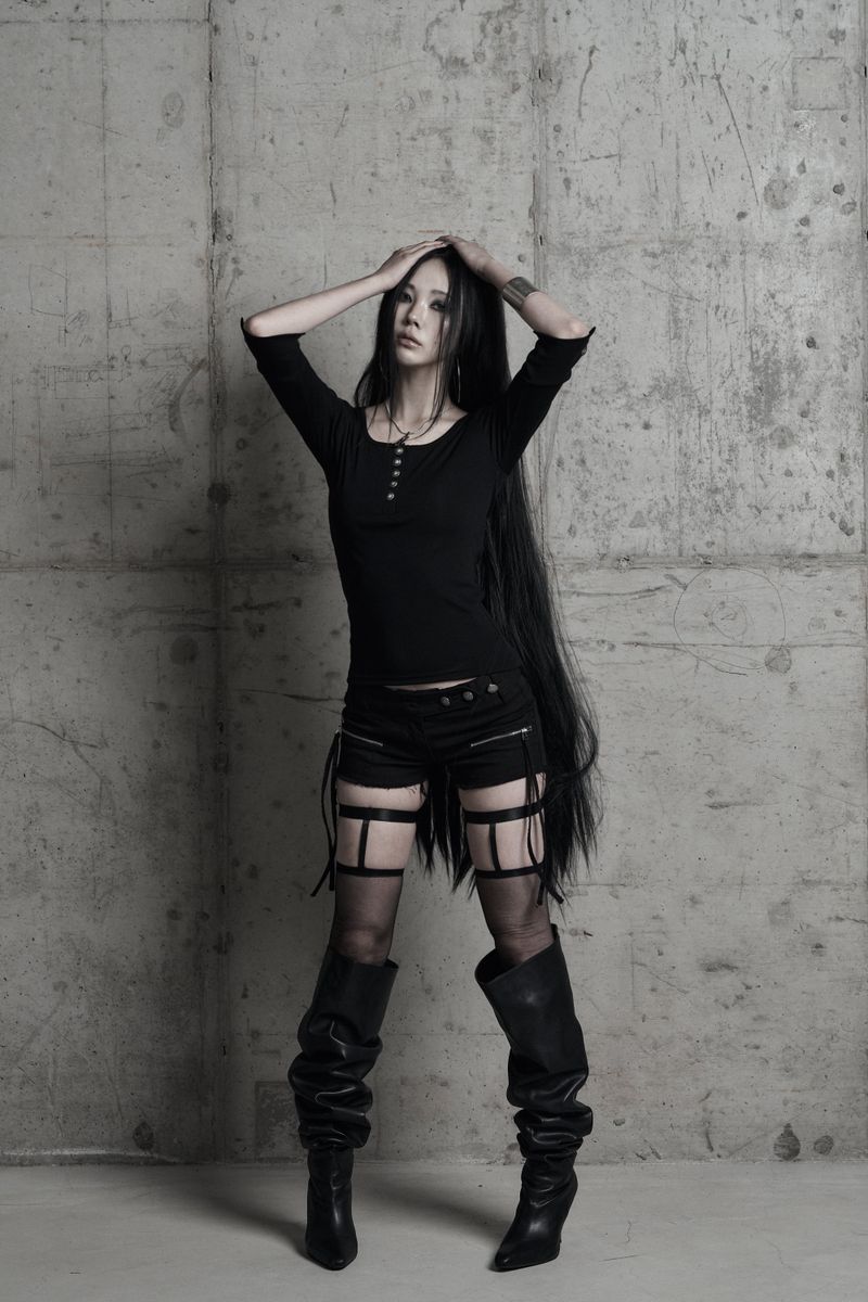 URBAN UNIQUE（アーバンユニーク）の「[label] metal button slim-fit half-sleeve top BLACK（Tops）」