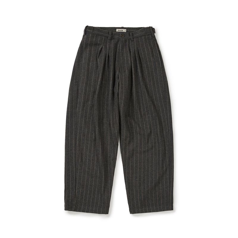 karactor（カラクター）の「ウールヘリンボーンプリーツパンツ / チャコール（パンツ）」