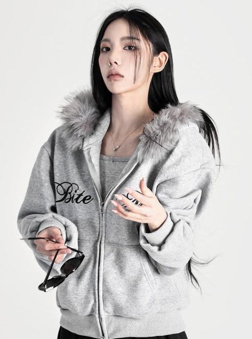 EEUN(イウン)の「Raccoon Fur Letter Hood Zip-Up(Tops)」