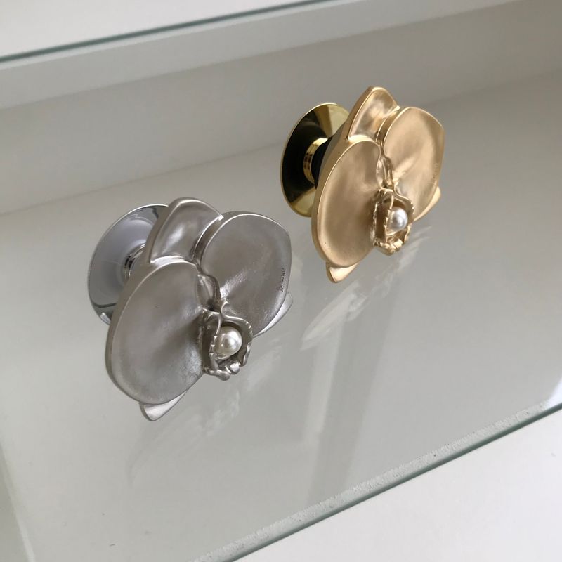 jjehouse（ジェイジェイハウス）の「胡蝶蘭モチーフのグリップトック(silver)（スマホグッズ/小物）」