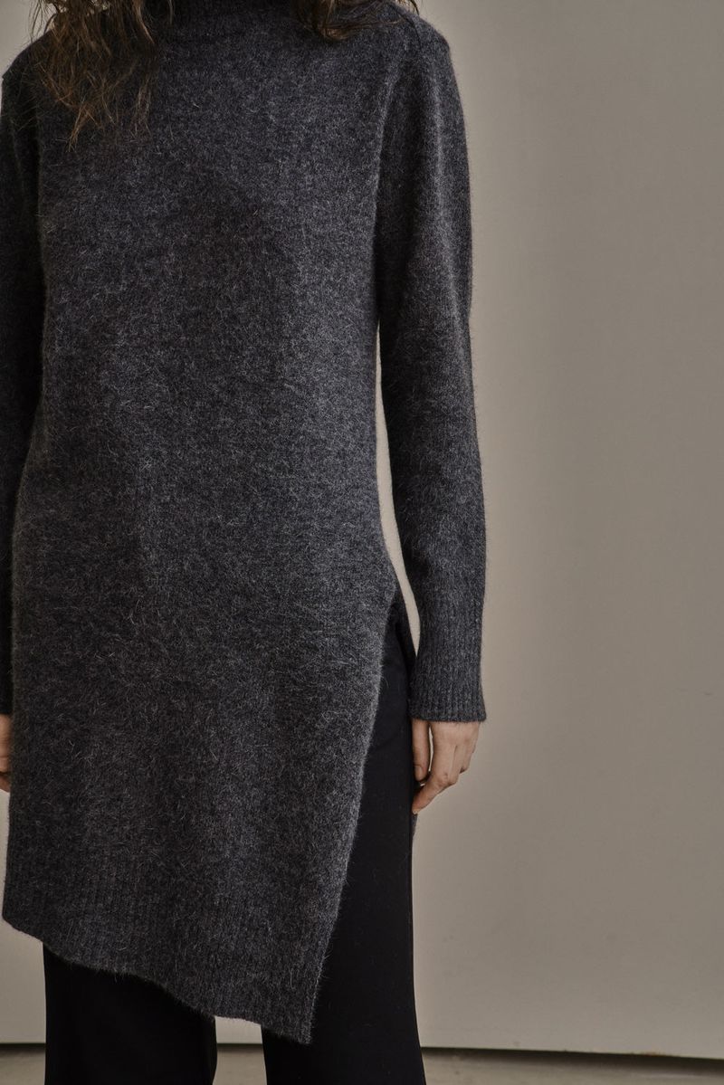 SIDE SLIT TURTLENECK_CHARCOAL