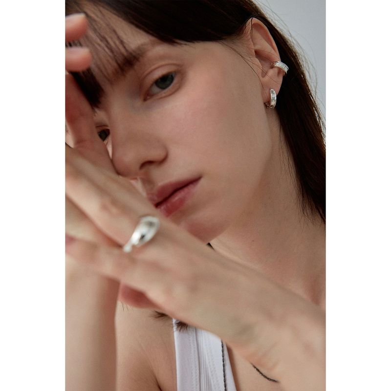  E.002/SIGNATURE TAG EAR CUFF