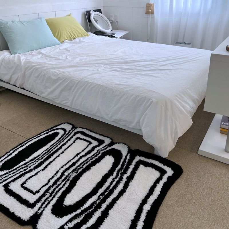 Black & white oval square tufting rug
