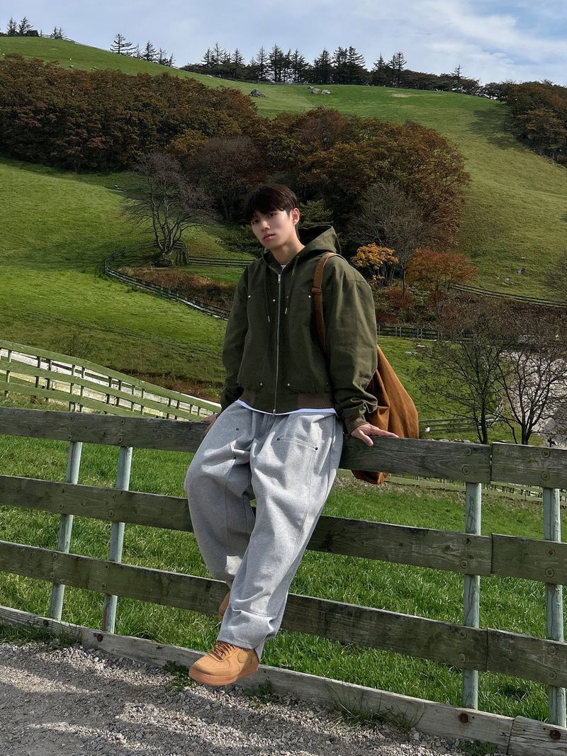 WET DOUBLE KNEE RIVET SWEAT PANTS