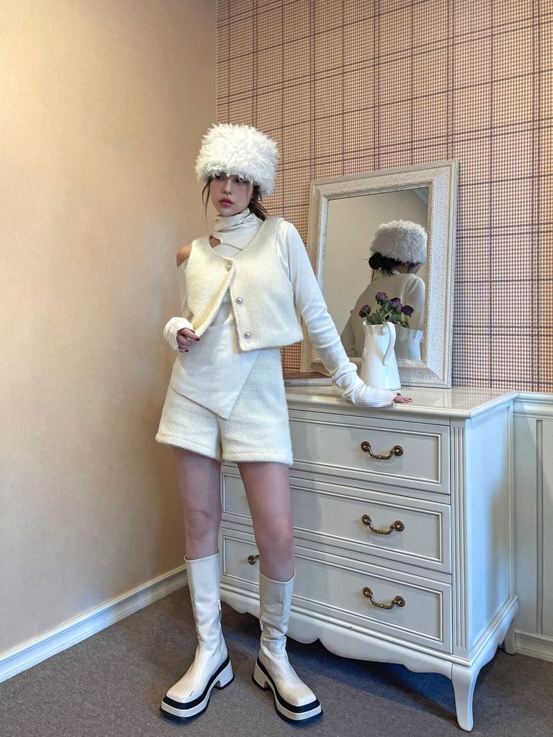 Bear Bookle button vest