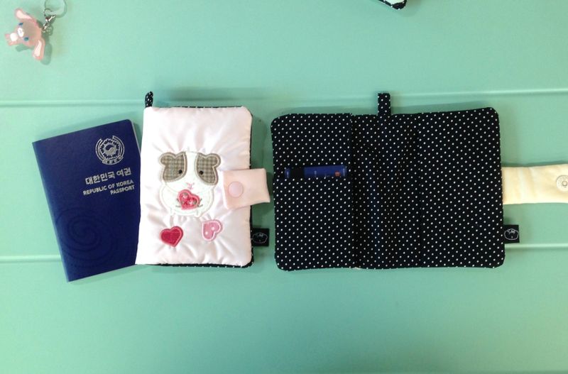 <The Heart-Stealing Guinea>Passport Case