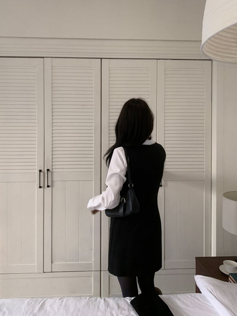 Classic Mae Simple Line Two-Pocket Mini Dress