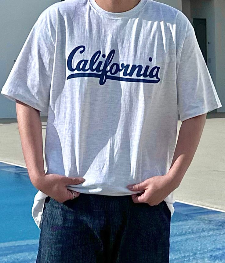 NEVERDOWHY（ネバードゥワイ）の「カリフォルニアプリントルーズフィット半袖Tシャツ（トップス）」