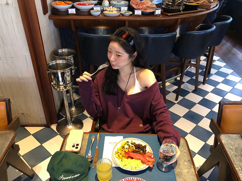 [MADE] TA DEEP V-NECK SWEATSHIRT